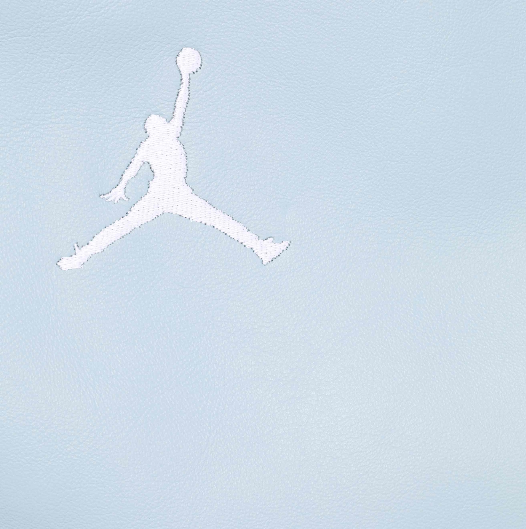 浅蓝色